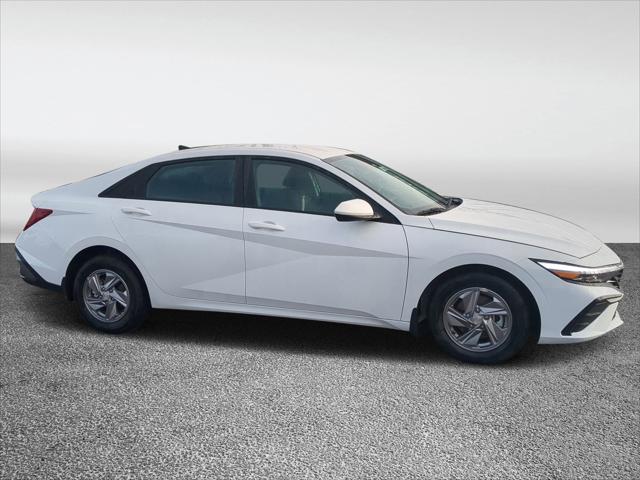 2025 Hyundai Elantra SE photo 2