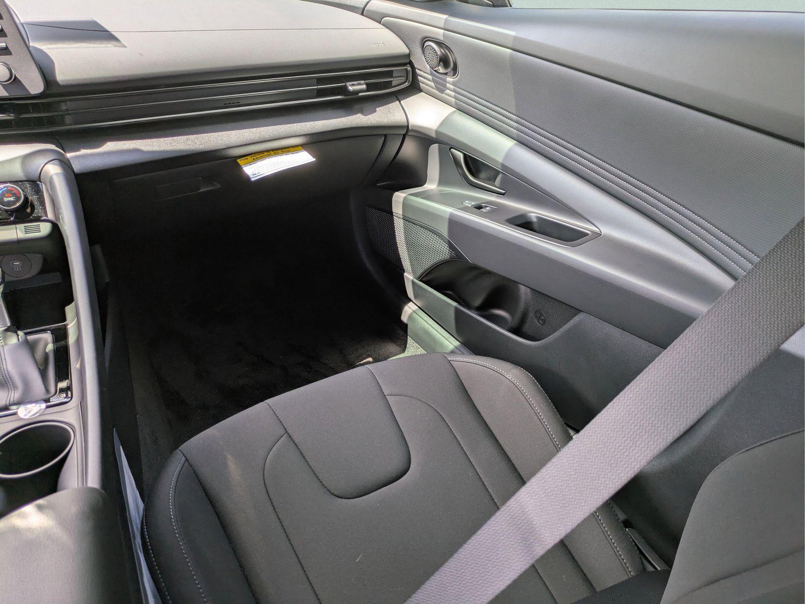 2025 Hyundai Elantra SEL - Photo 25