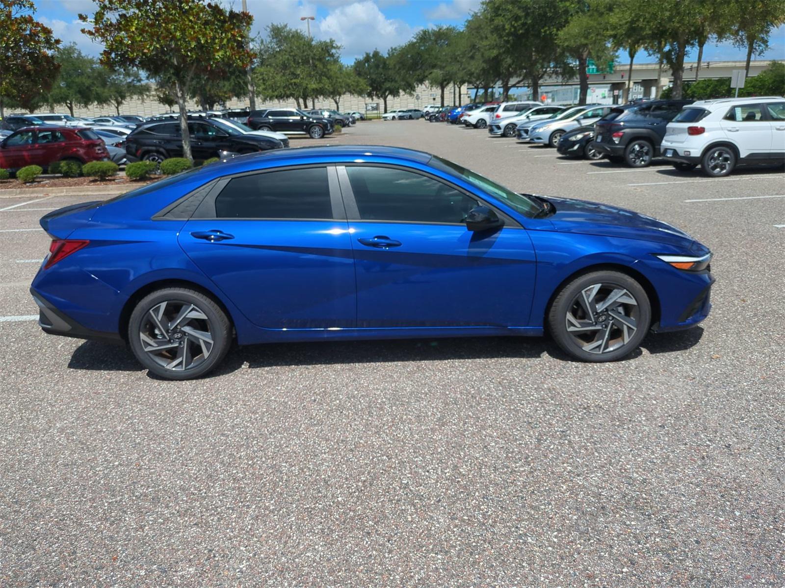 2025 Hyundai Elantra SEL Sport photo 2