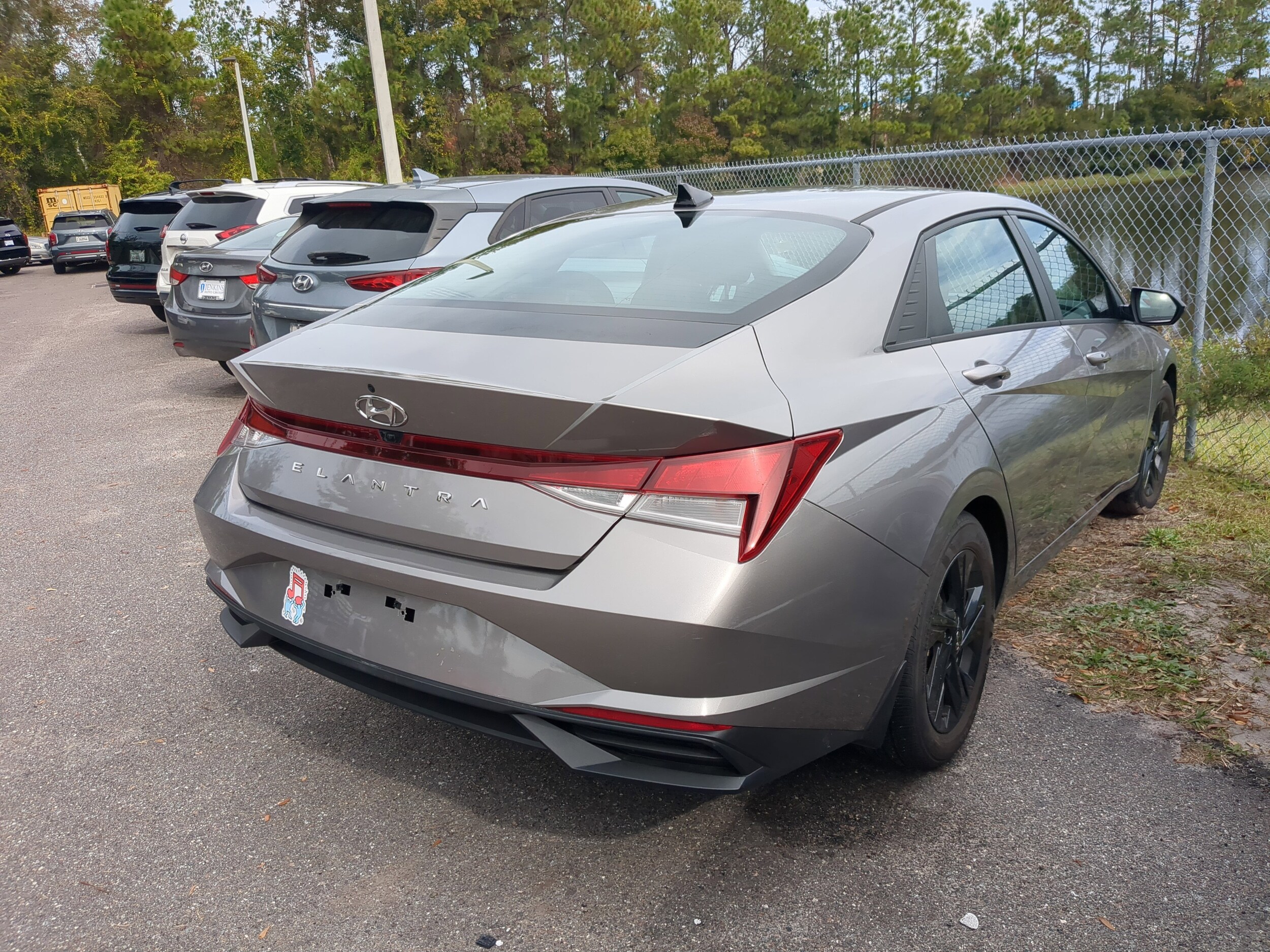 2023 Hyundai Elantra SEL photo 2