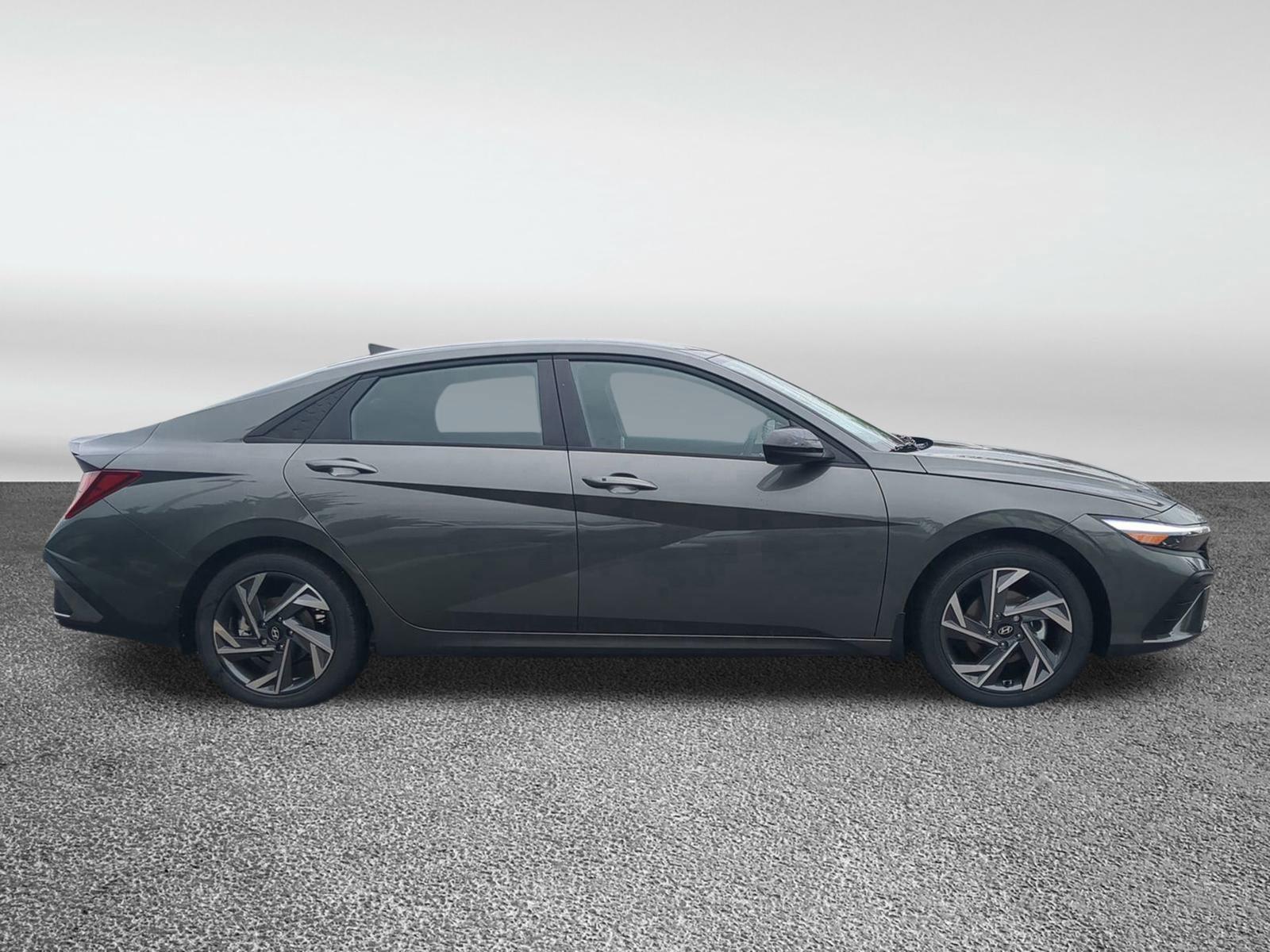 2025 Hyundai Elantra SEL Sport photo 2