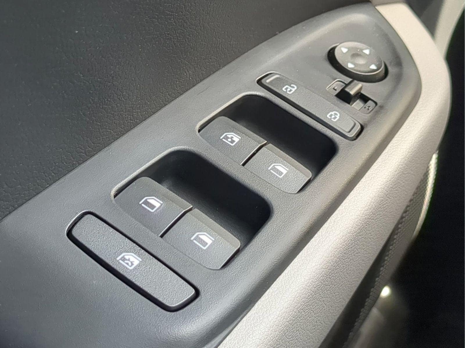 2025 Hyundai Venue SEL - Photo 26