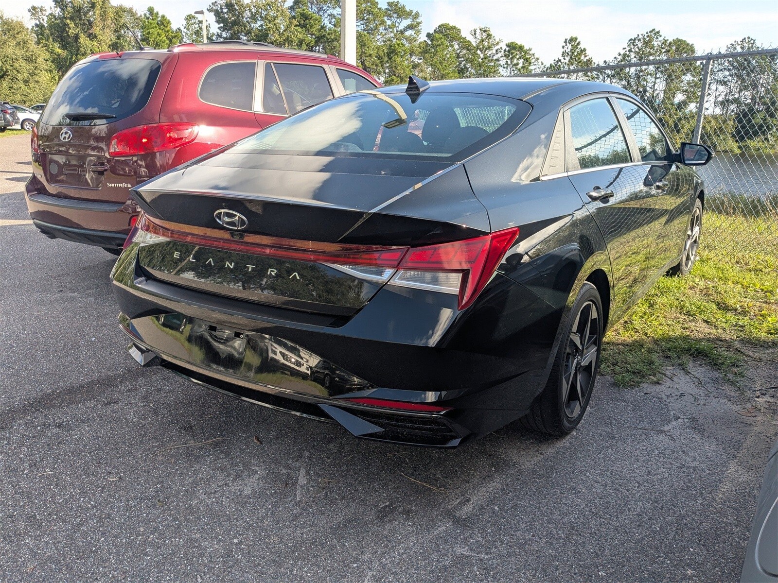 2022 Hyundai Elantra SEL photo 2