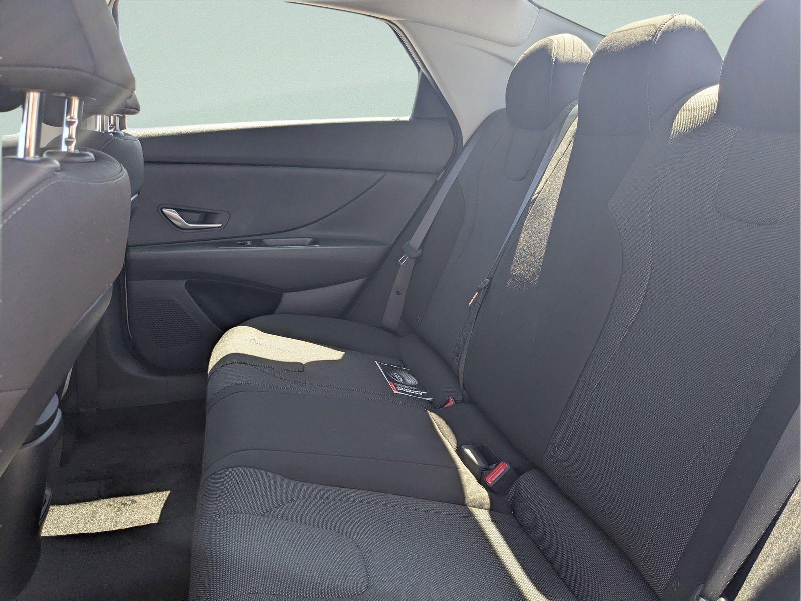 2025 Hyundai Elantra SE - Photo 16