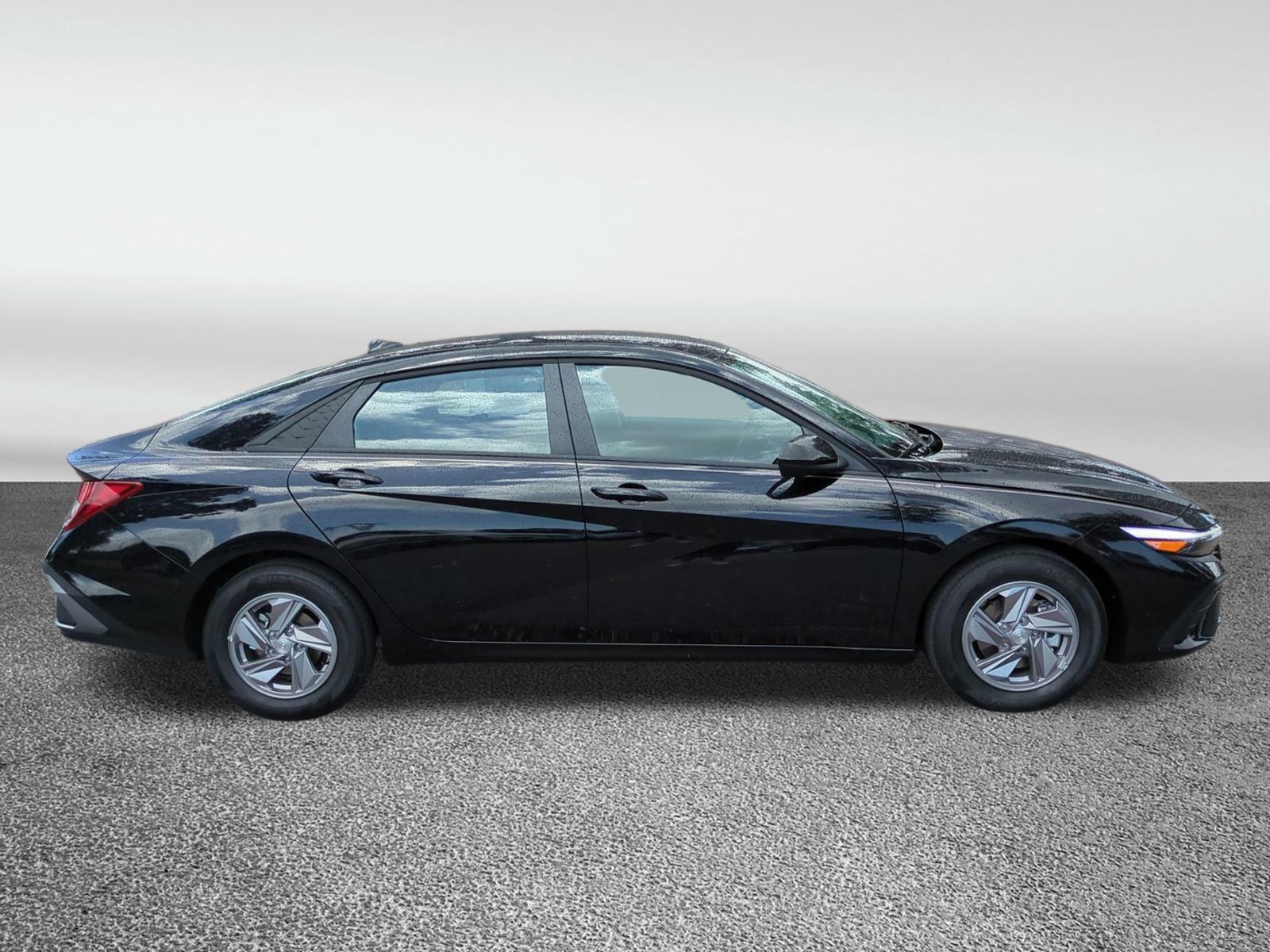 2025 Hyundai Elantra SE photo 2