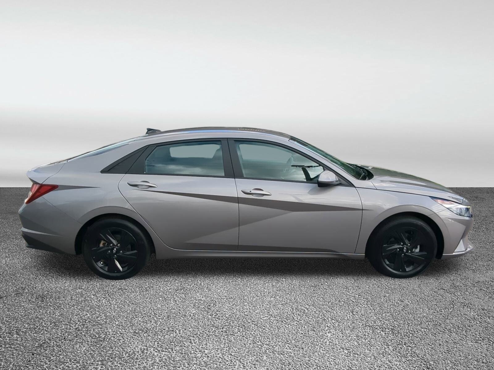 2023 Hyundai Elantra SEL photo 3