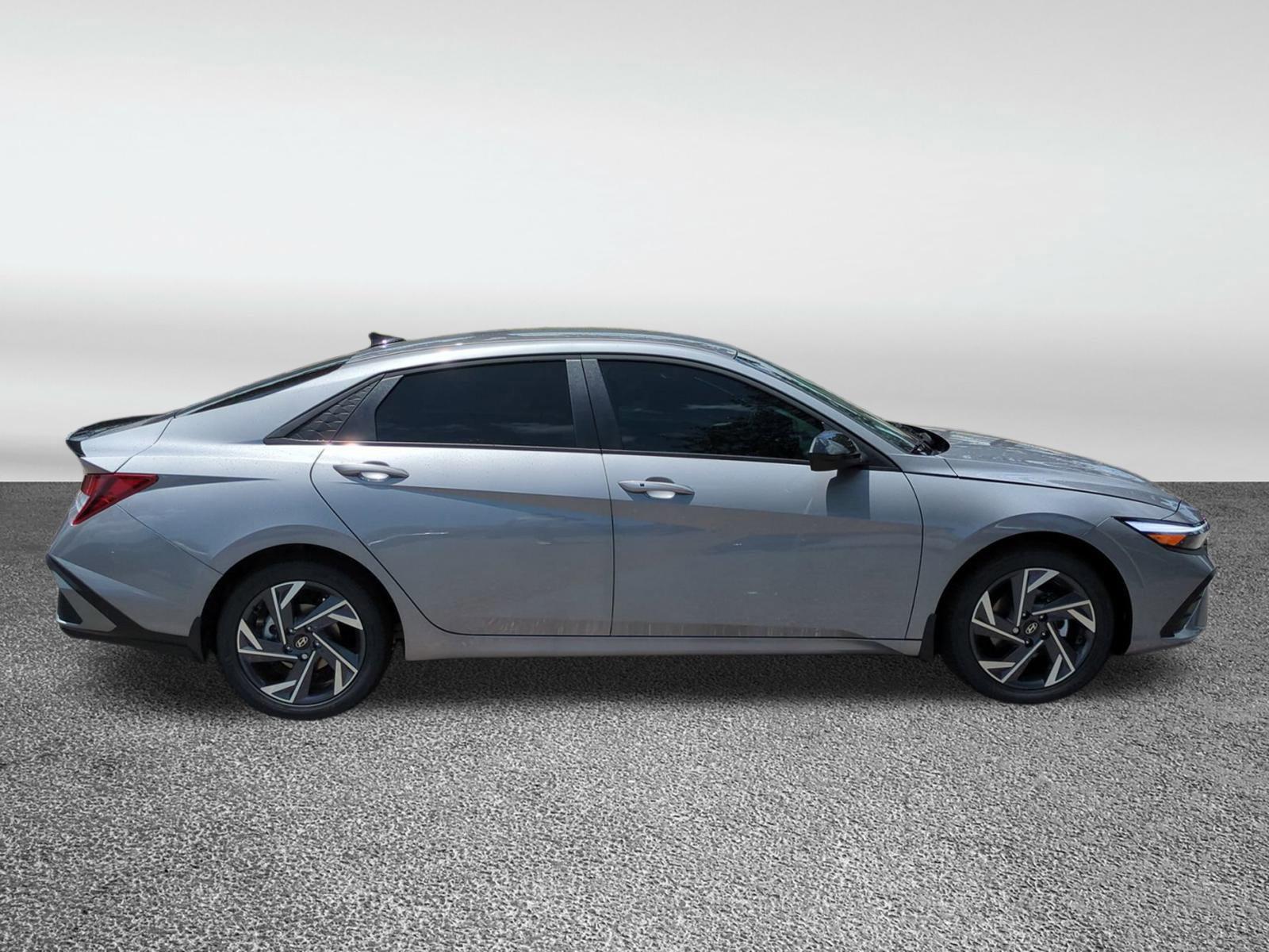 2025 Hyundai Elantra SEL Sport photo 2