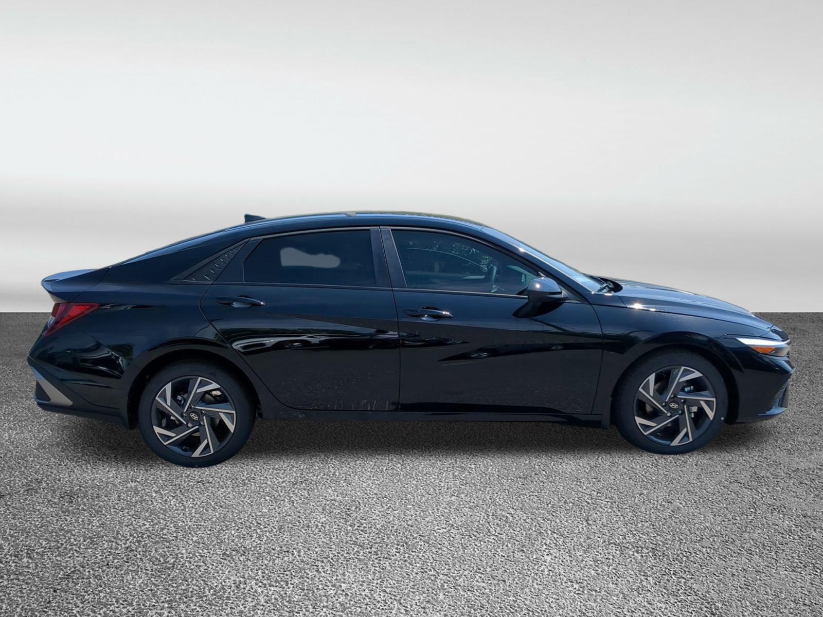 2025 Hyundai Elantra SEL Sport photo 2