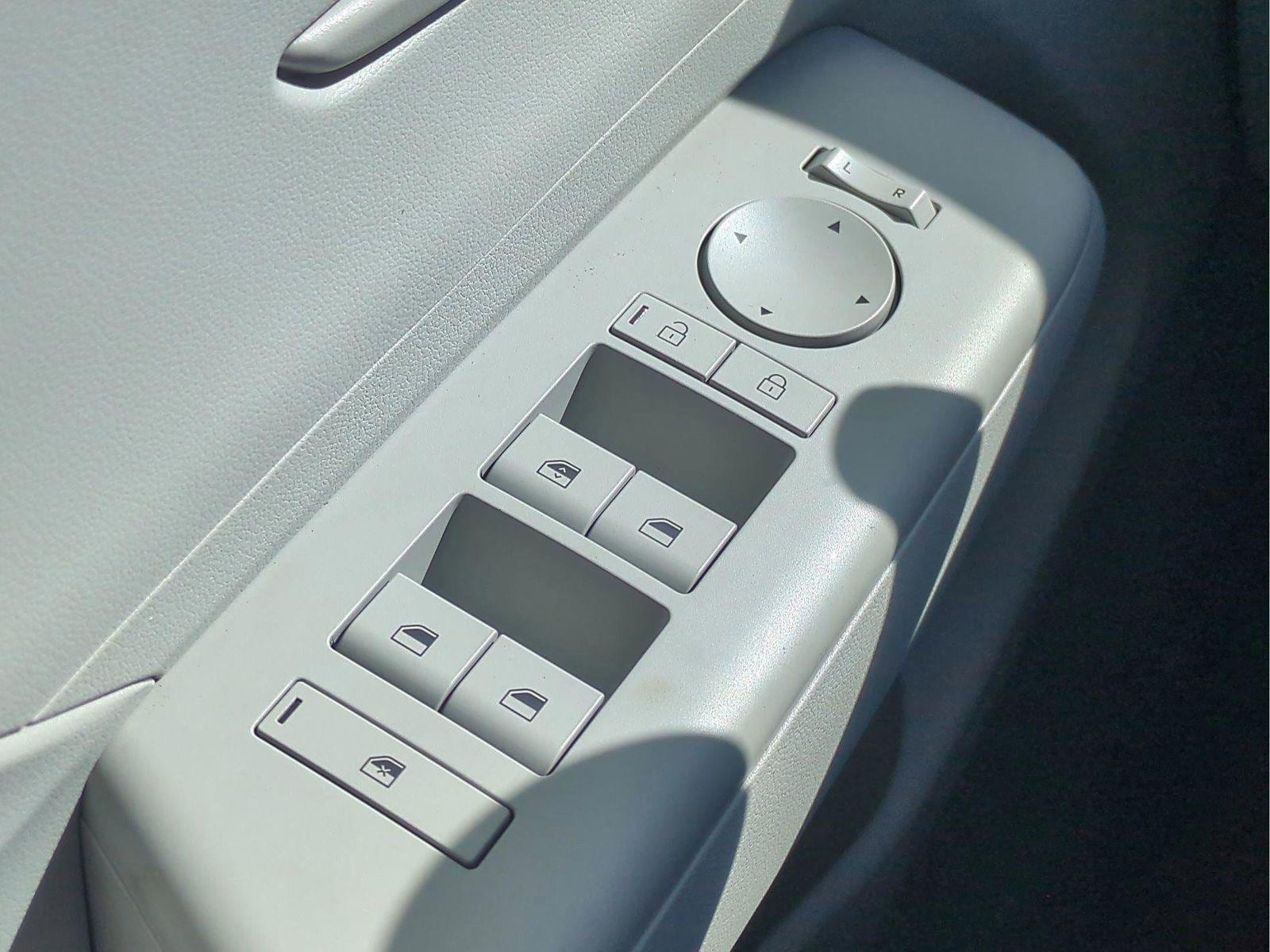2025 Hyundai Kona SEL - Photo 28