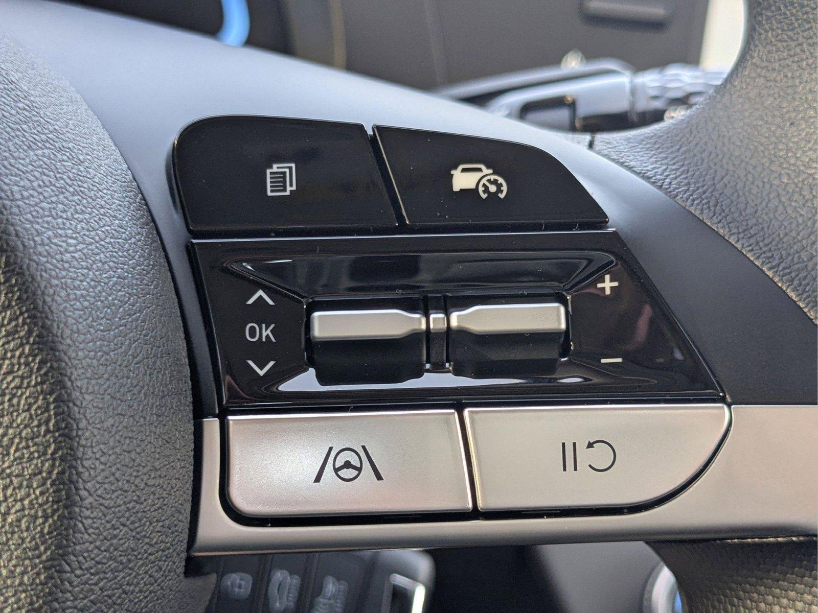 2025 Hyundai Elantra SE - Photo 28