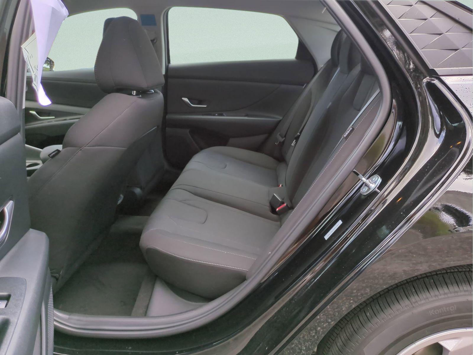 2025 Hyundai Elantra SE - Photo 19
