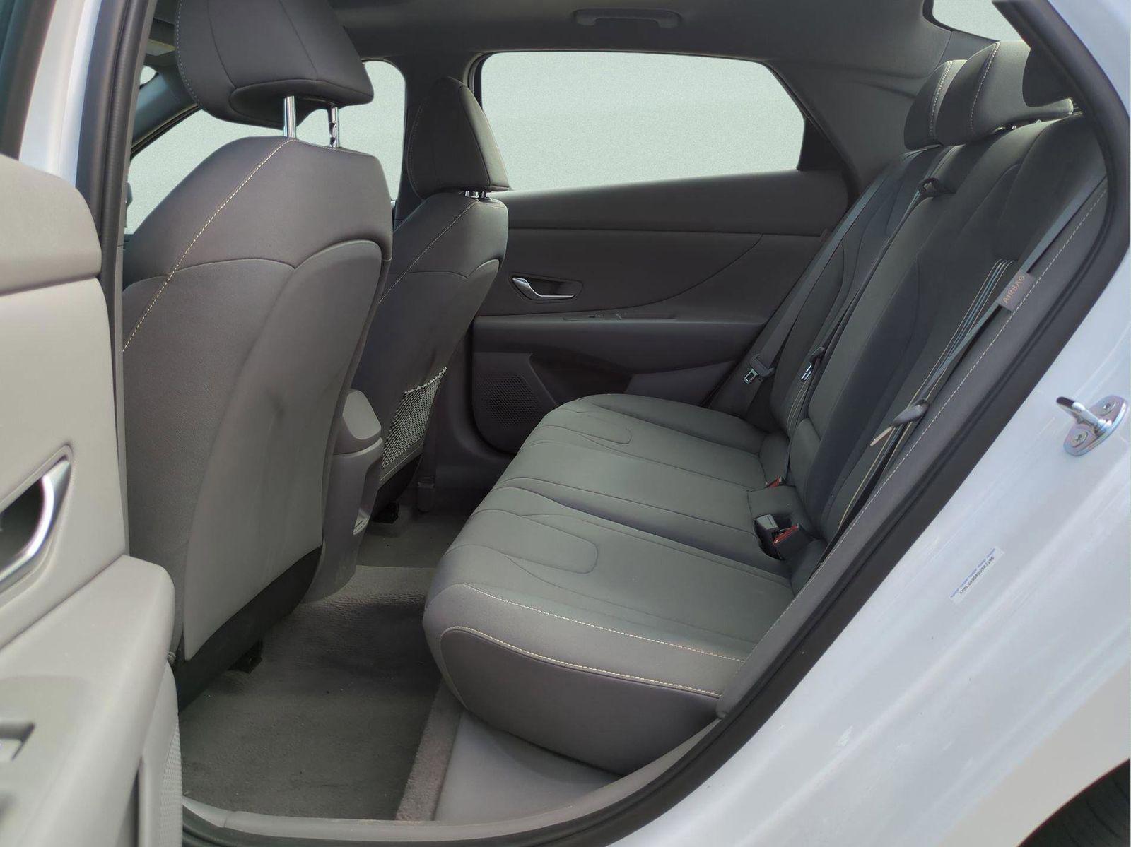 2025 Hyundai Elantra SEL - Photo 16