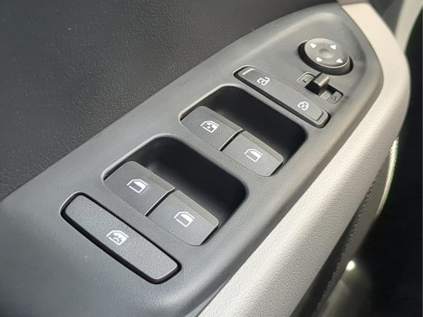 2025 Hyundai Venue SEL - Photo 25