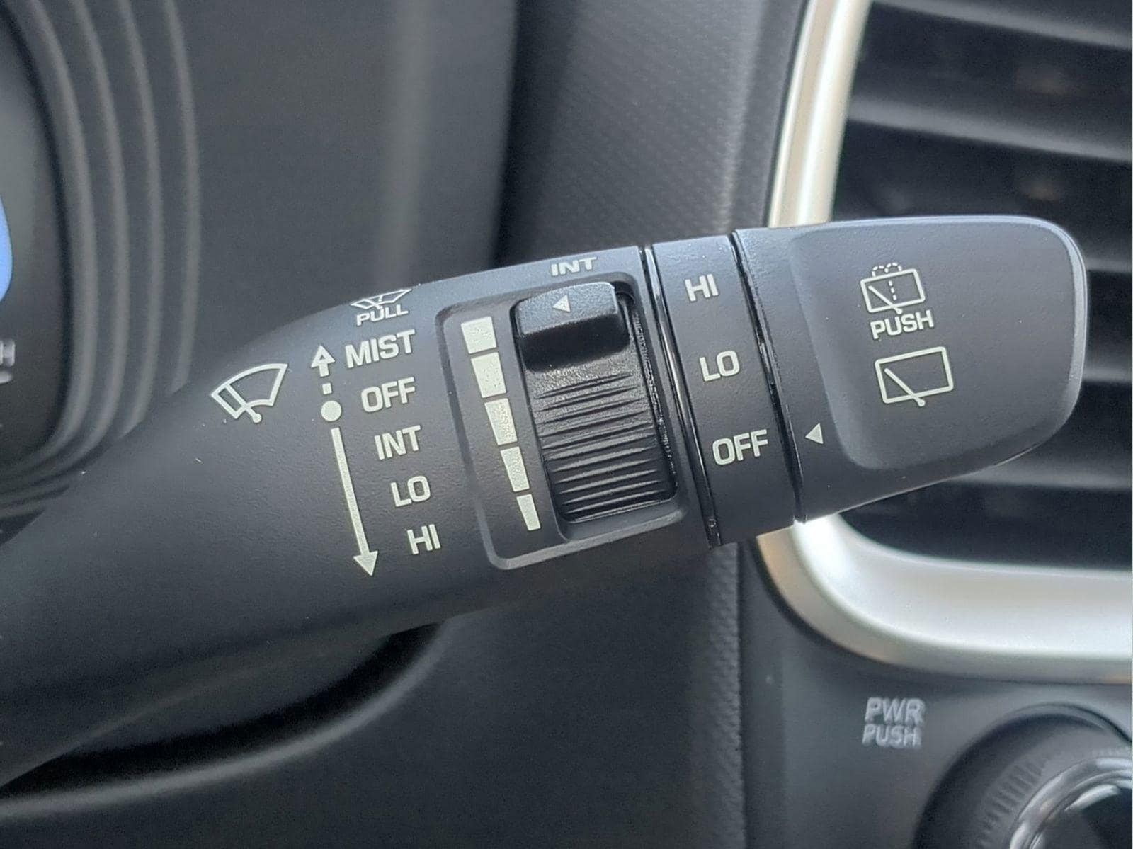 2025 Hyundai Venue SEL - Photo 31