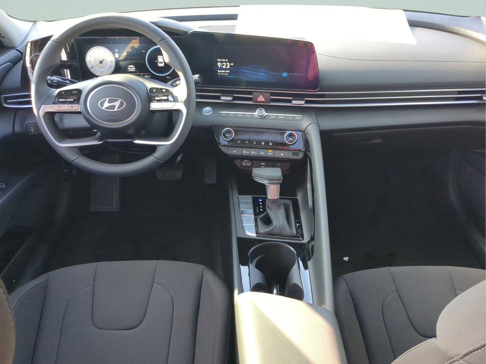 2025 Hyundai Elantra SEL - Photo 18