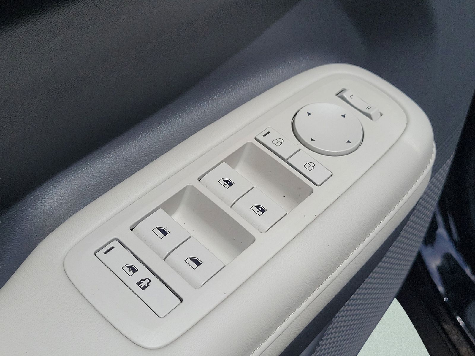 2025 Hyundai Santa Fe SEL - Photo 31