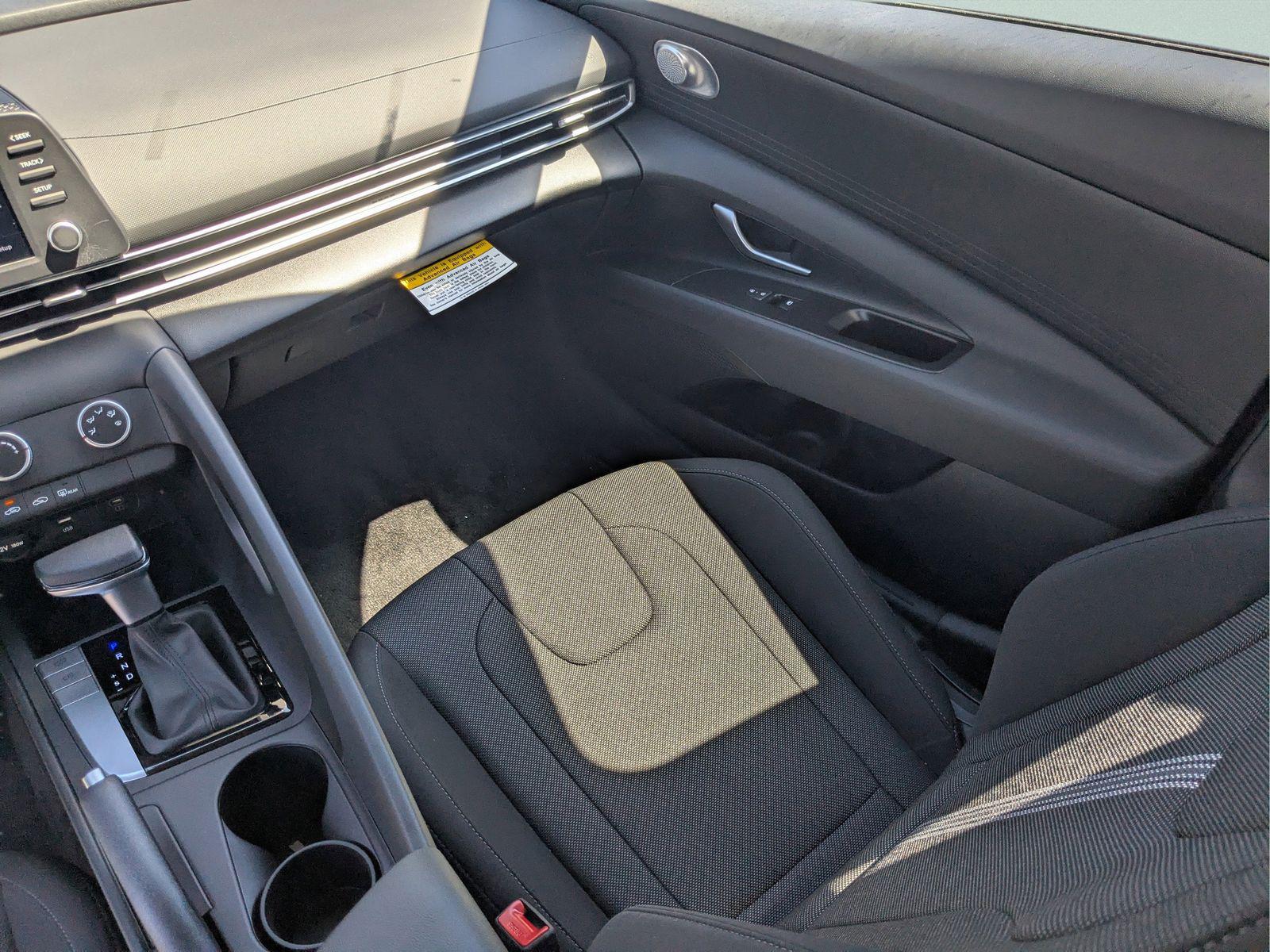 2025 Hyundai Elantra SE - Photo 22