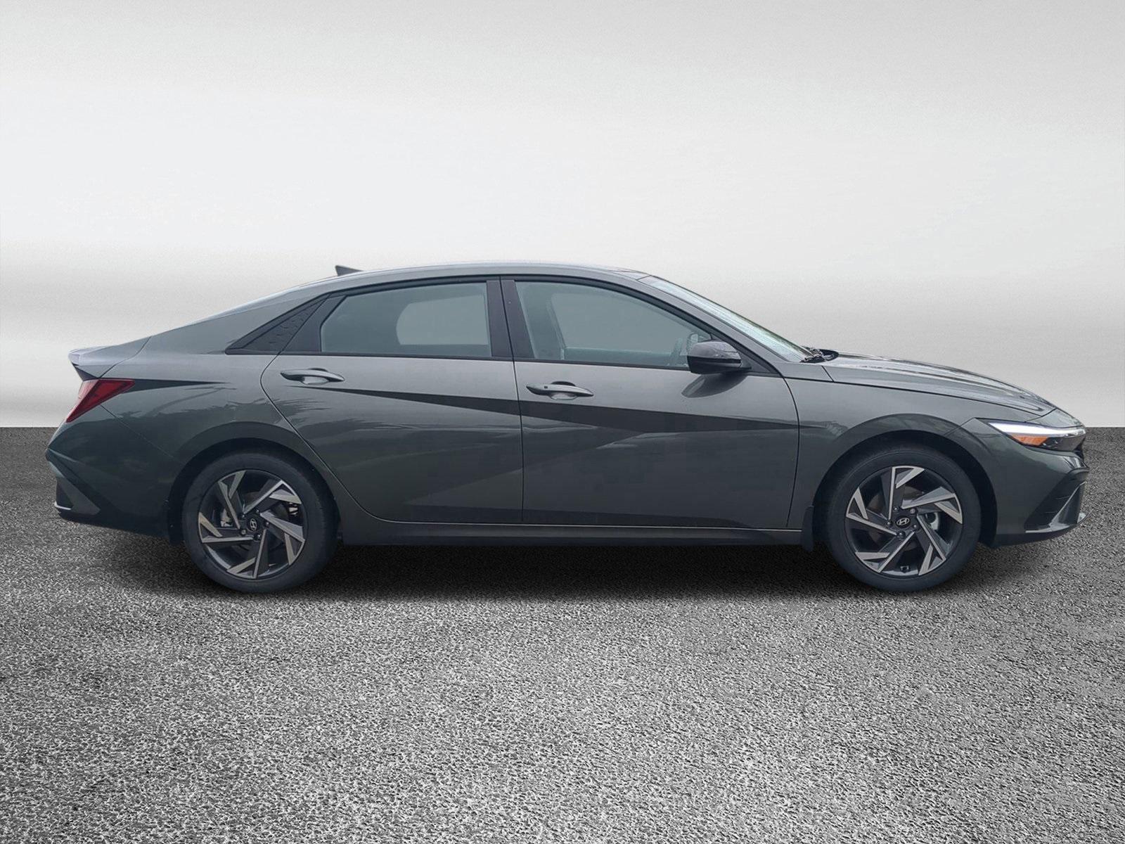 2025 Hyundai Elantra SEL Sport photo 2