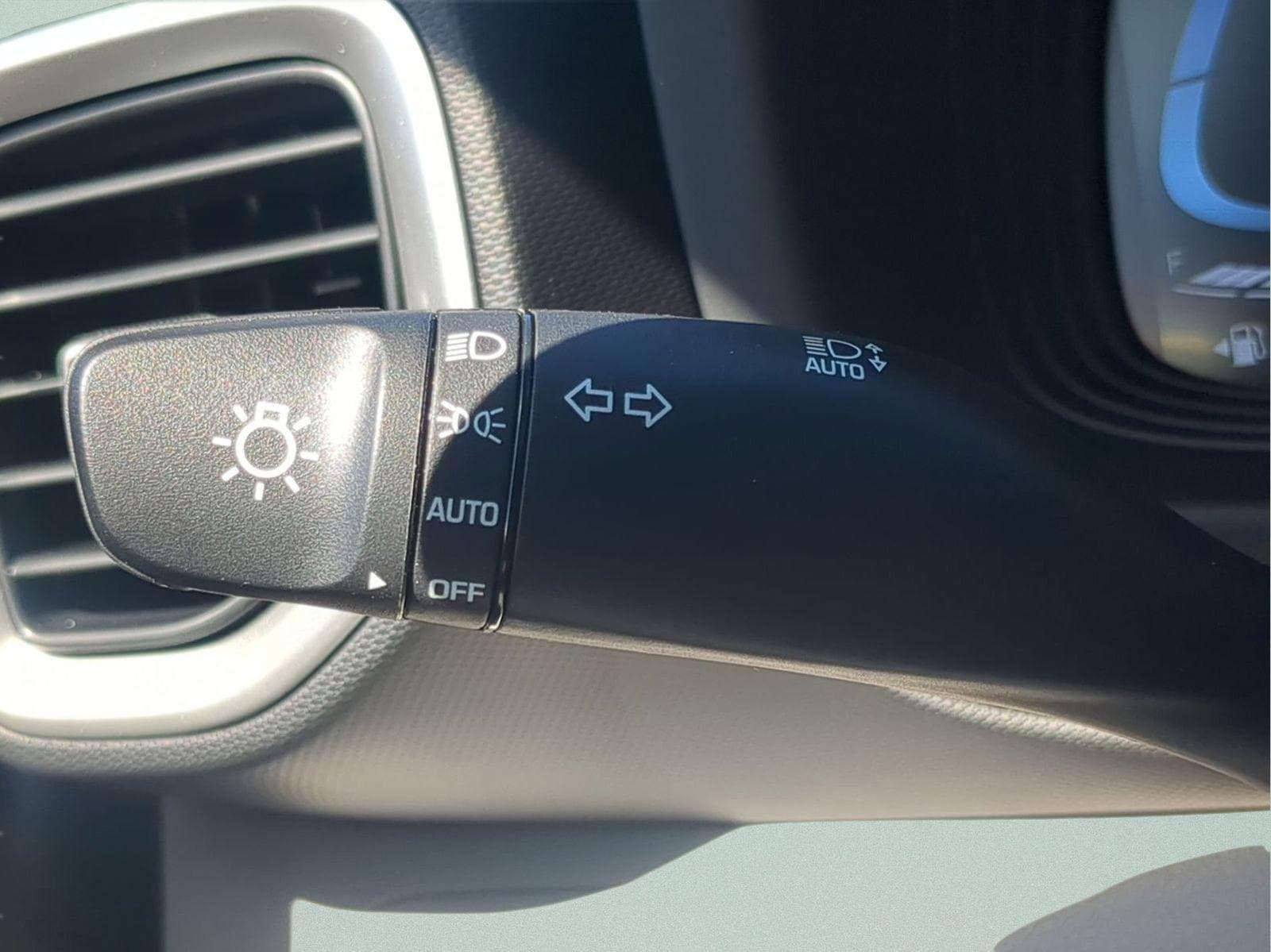 2025 Hyundai Venue SEL - Photo 30