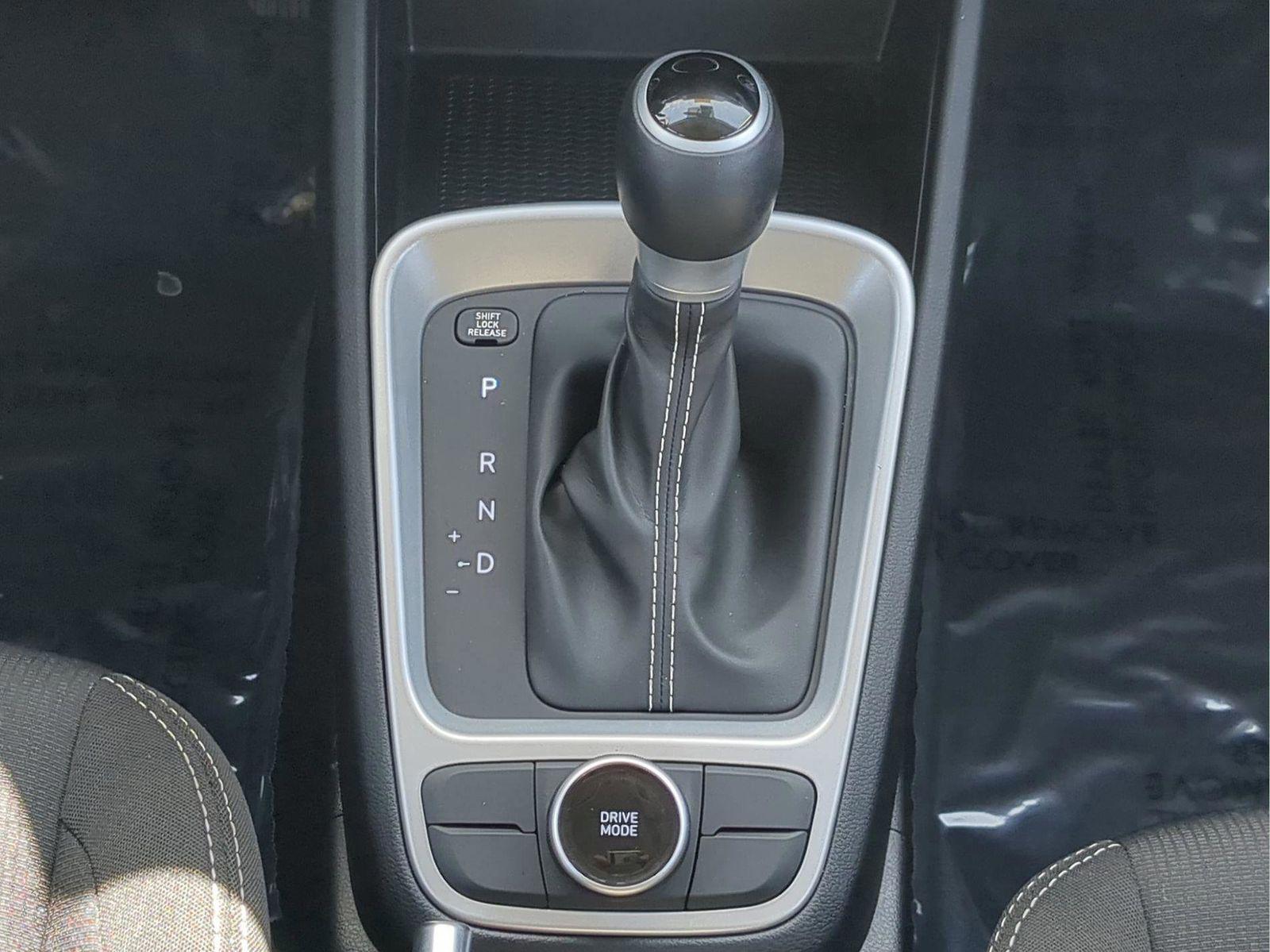 2025 Hyundai Venue SEL - Photo 23