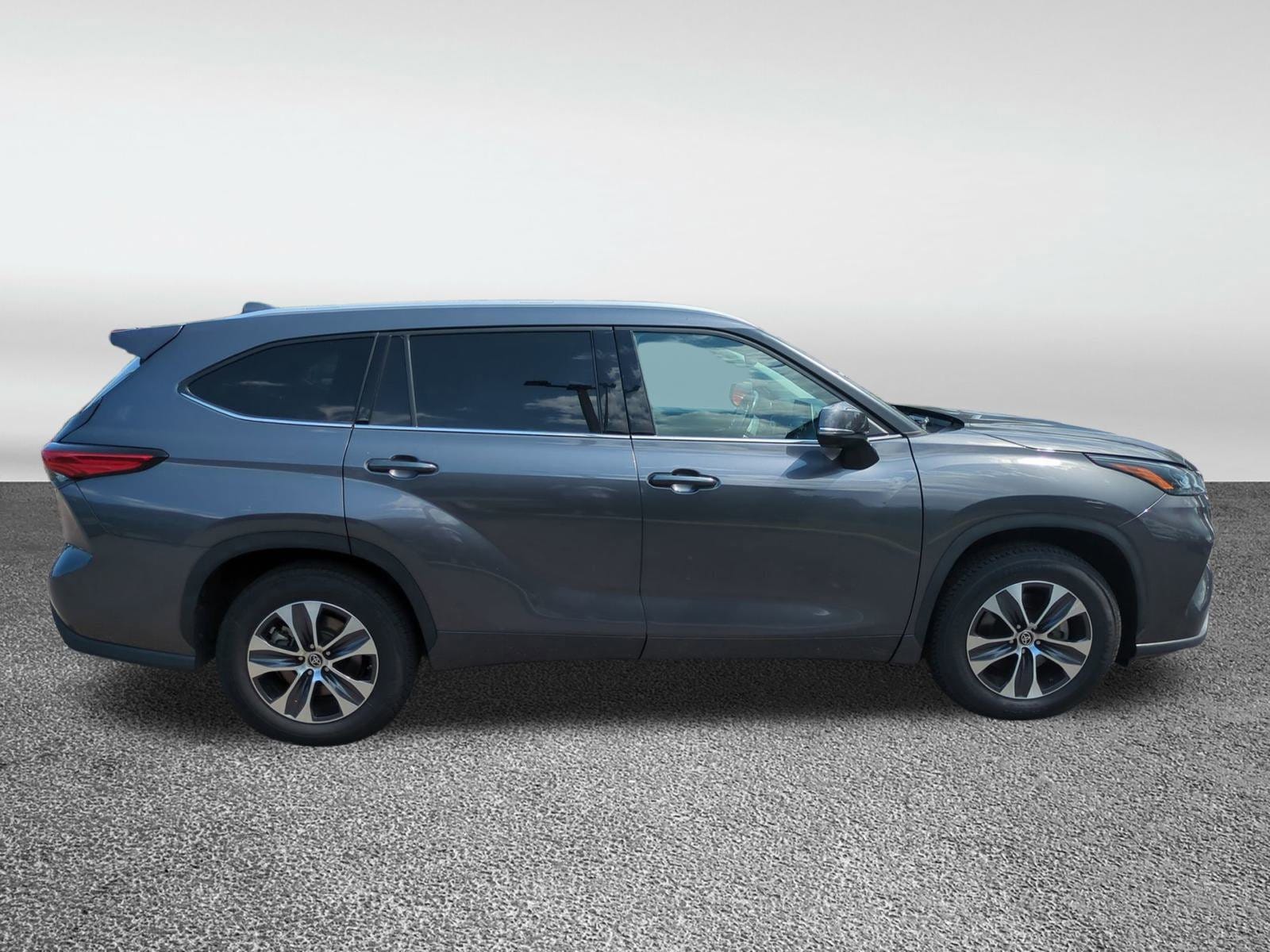 Used 2022 Toyota Highlander XLE with VIN 5TDGZRAH6NS543970 for sale in Jacksonville, FL