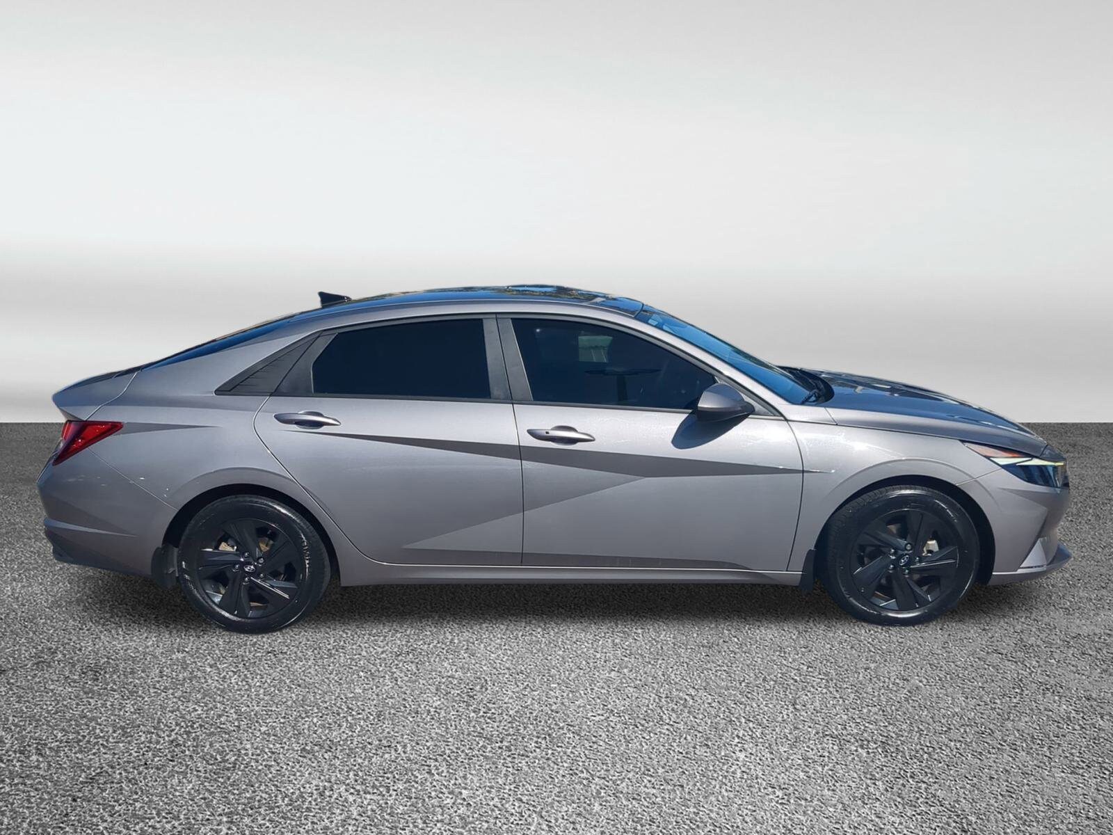 2023 Hyundai Elantra SEL photo 2