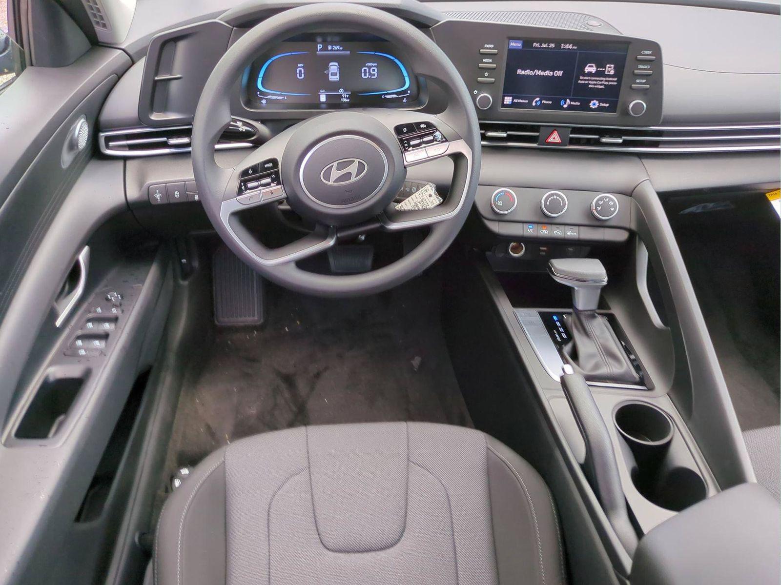 2025 Hyundai Elantra SE - Photo 22