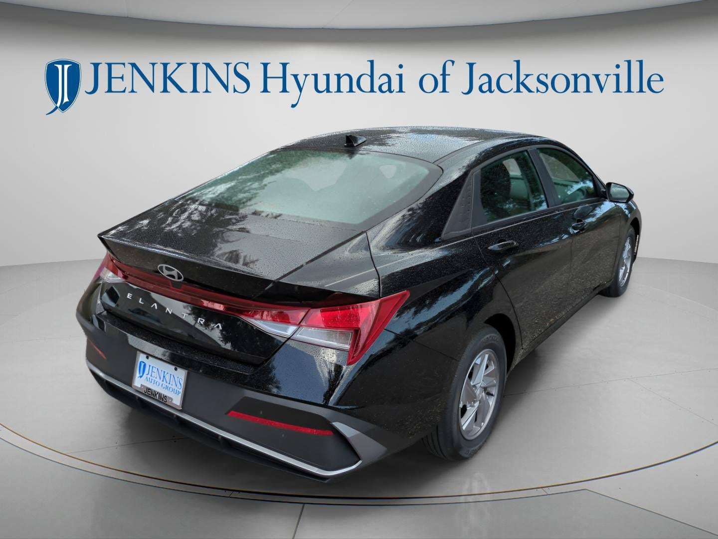 2025 Hyundai Elantra SE - Photo 12