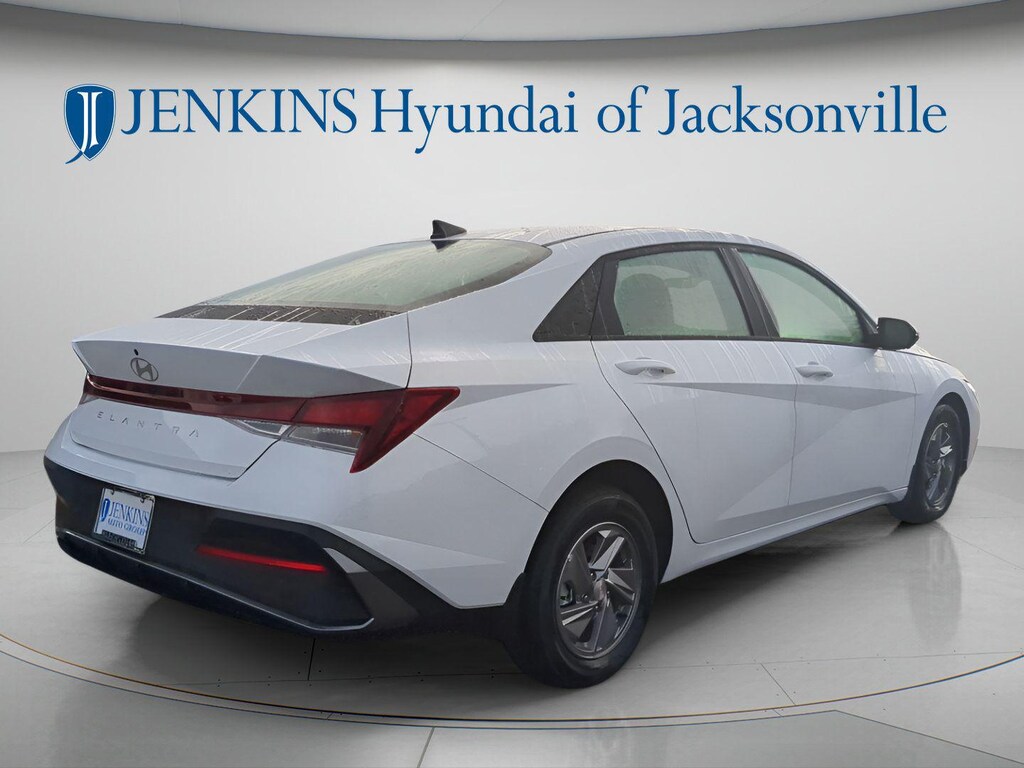 New 2025 Hyundai Elantra SE Sedan