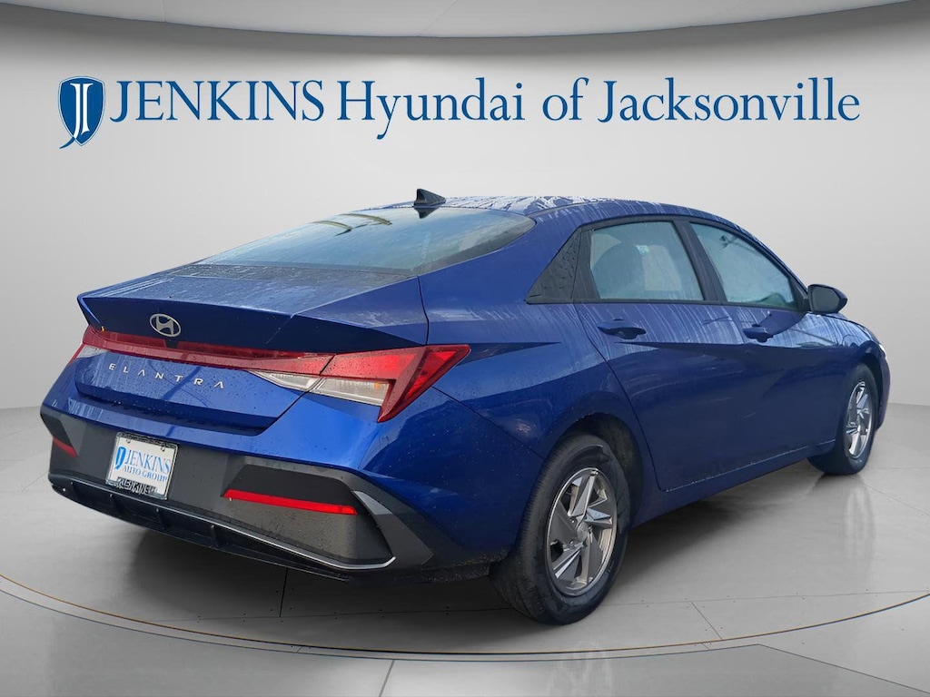 New 2025 Hyundai Elantra SE Sedan