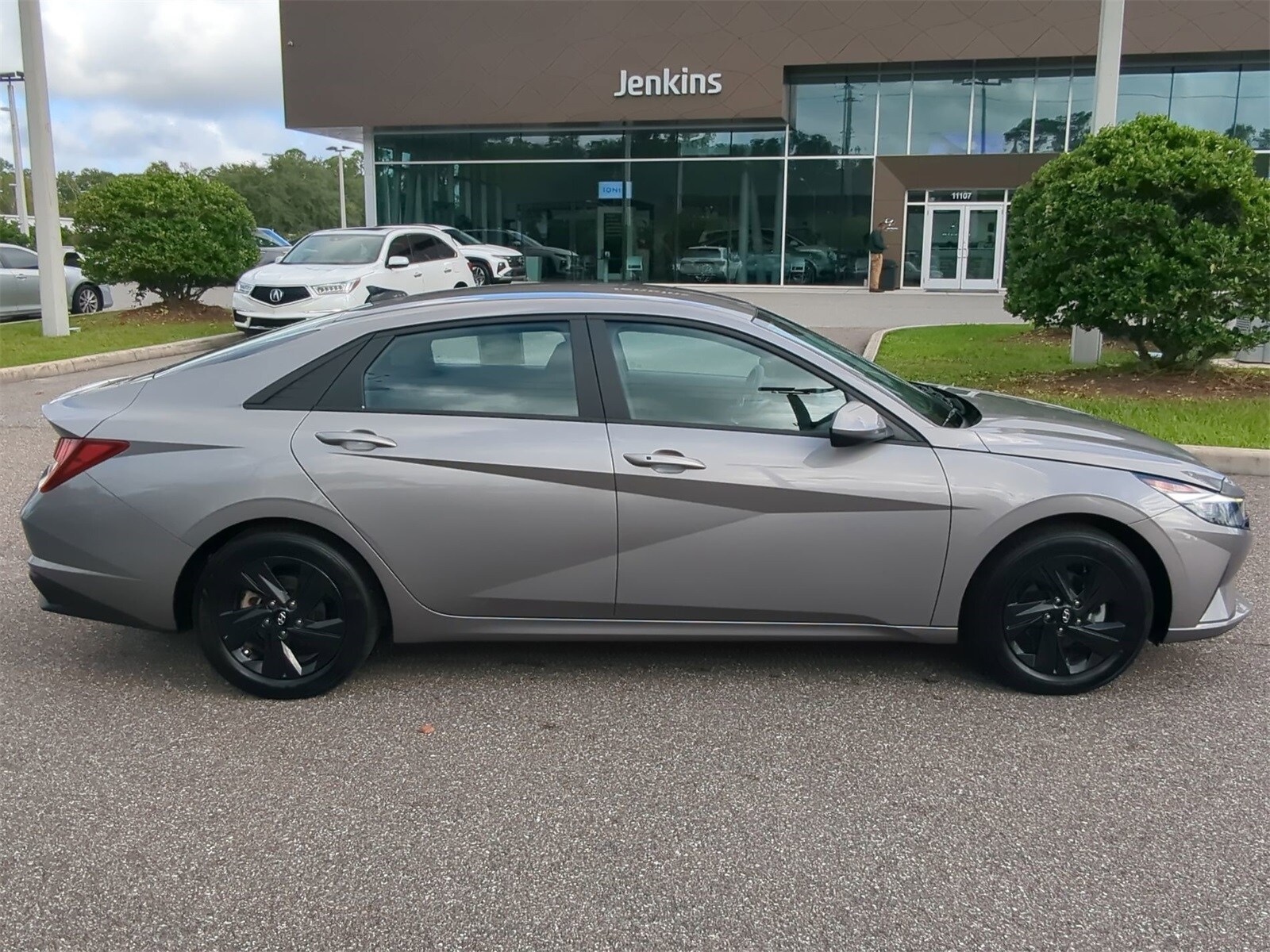 2023 Hyundai Elantra SEL photo 3