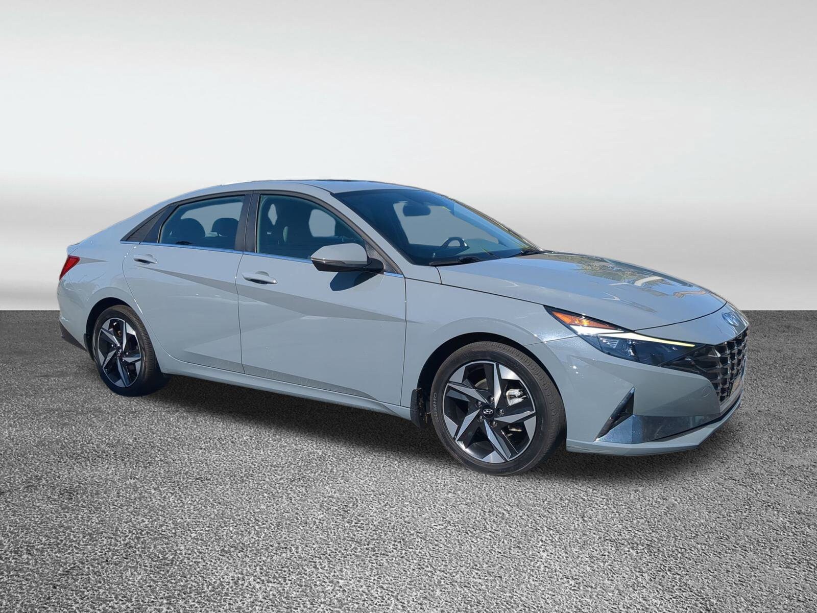 2022 Hyundai Elantra SEL photo 2