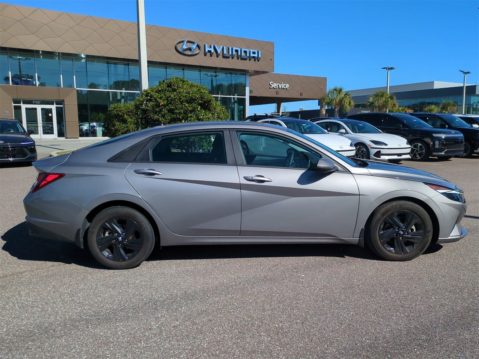 2023 Hyundai Elantra SEL photo 2