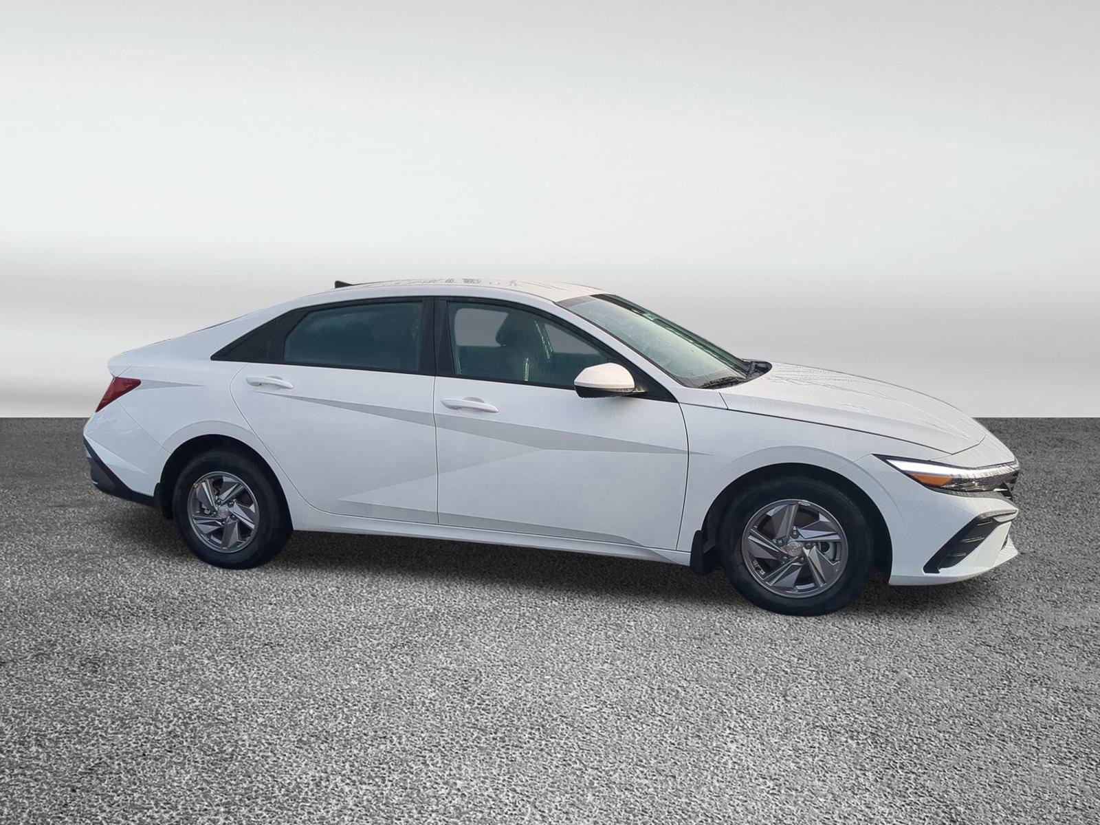 2025 Hyundai Elantra SE photo 2
