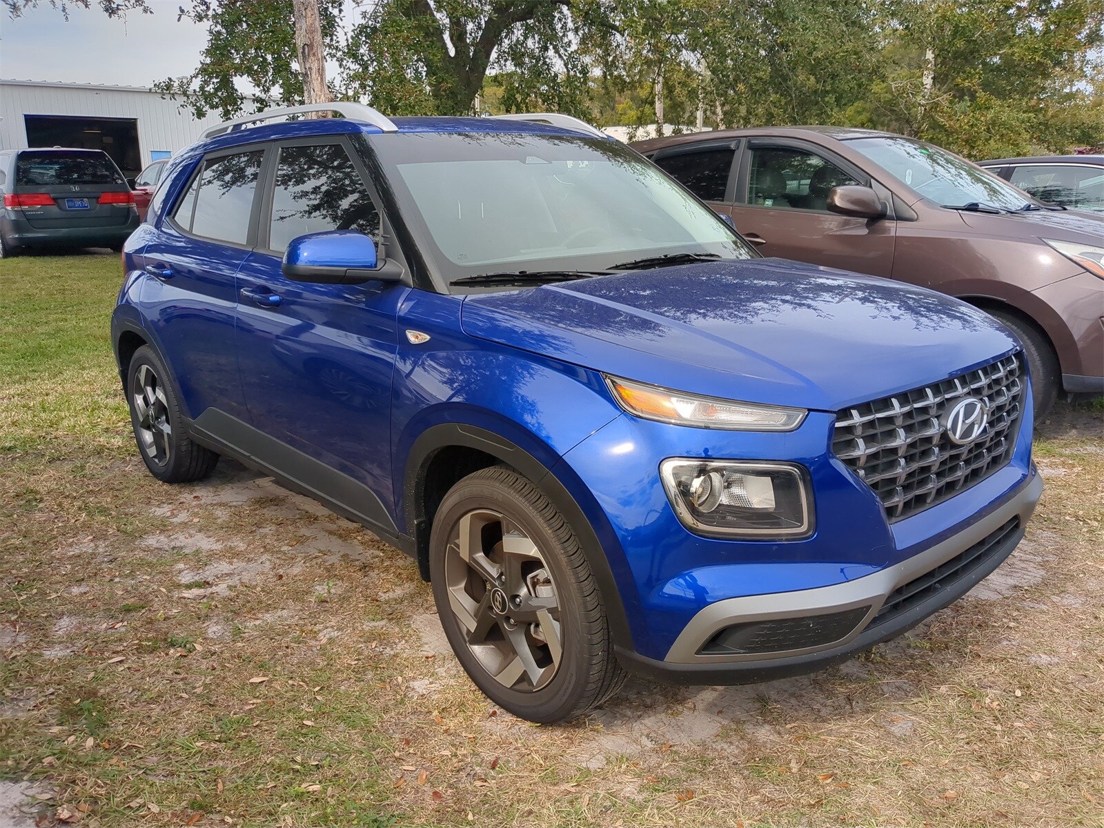 2023 Hyundai Venue Limited photo 2