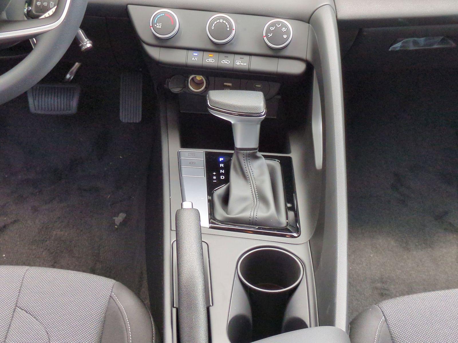 2025 Hyundai Elantra SE - Photo 25