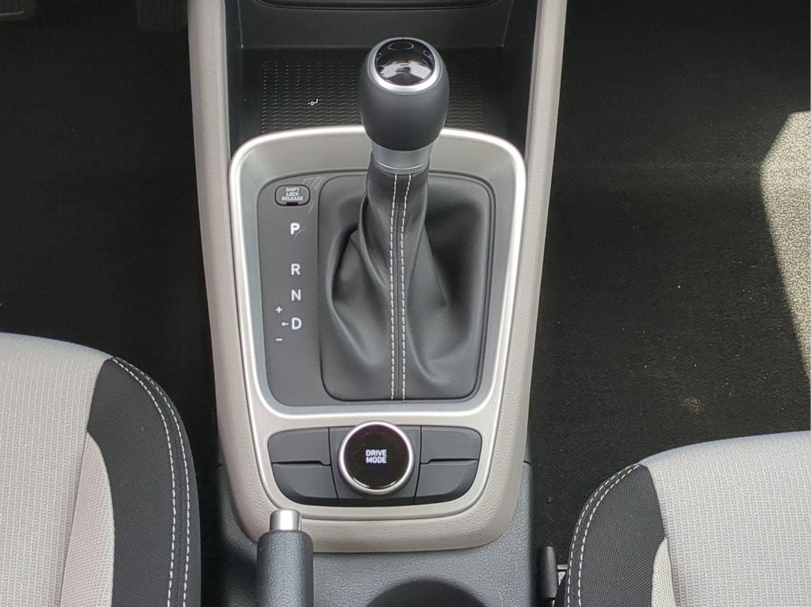 2025 Hyundai Venue SEL - Photo 23