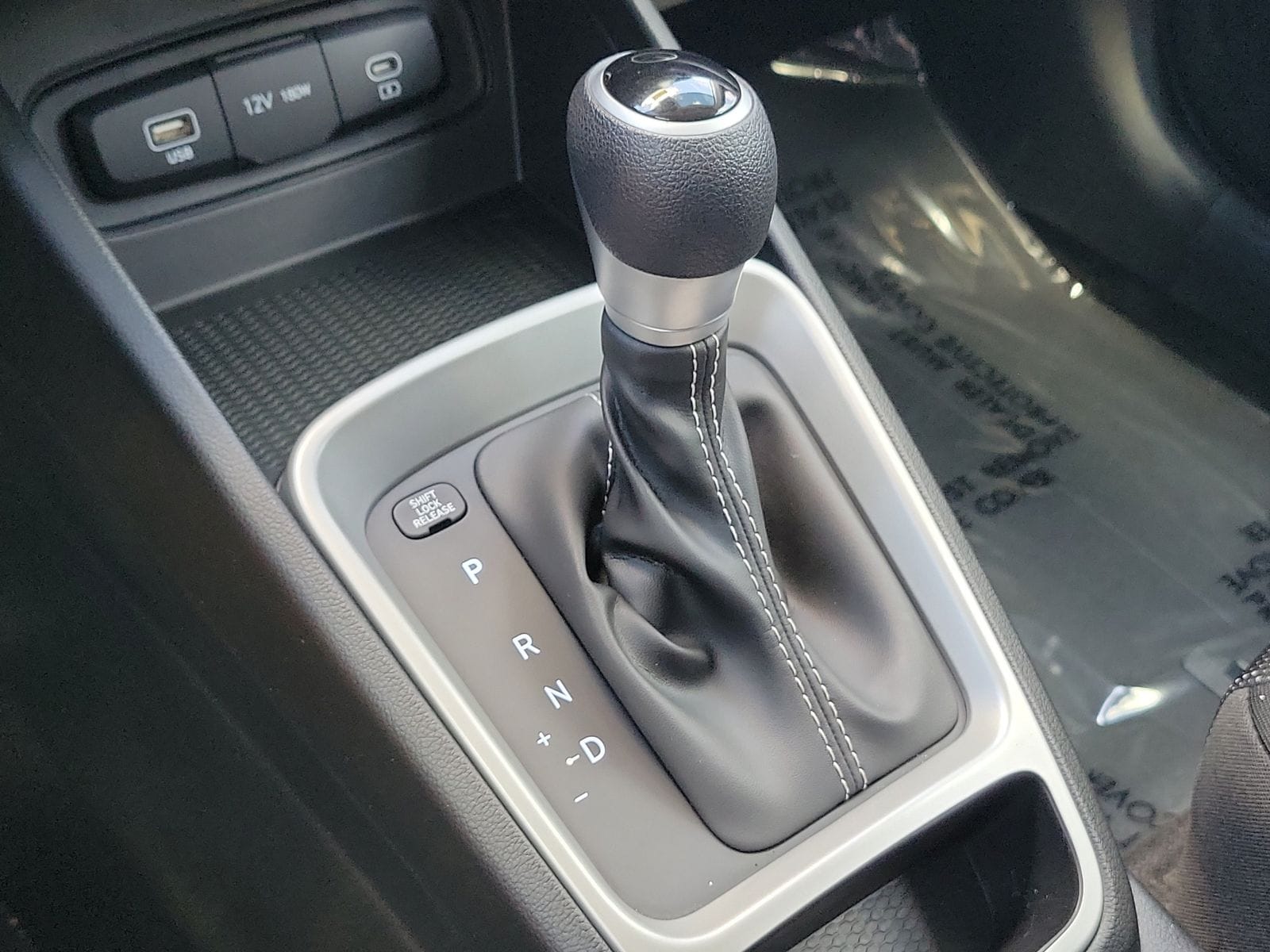 2025 Hyundai Venue SE - Photo 38