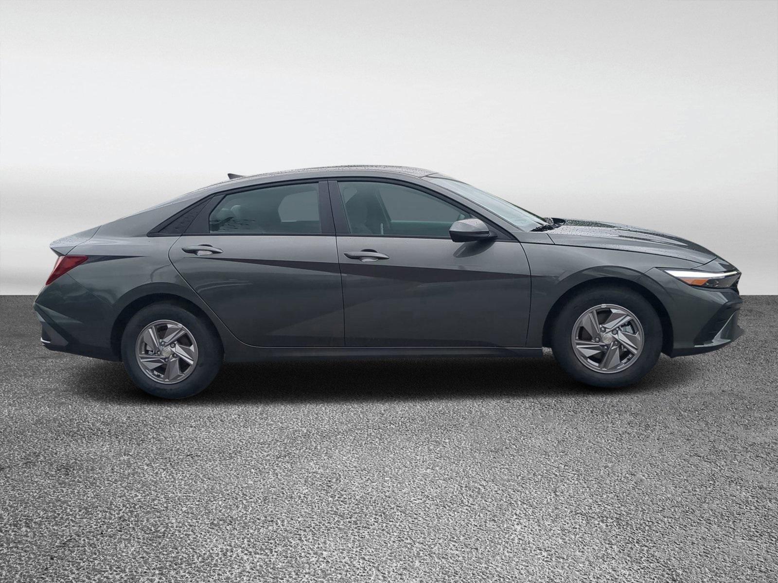2025 Hyundai Elantra SE photo 2