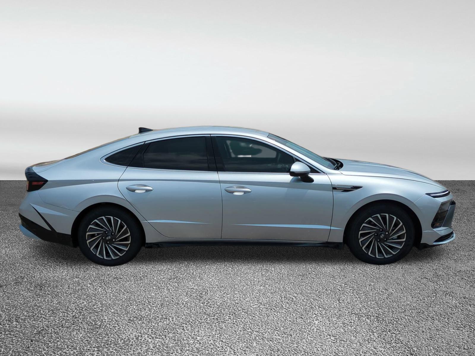 2025 Hyundai Sonata Hybrid SEL photo 2