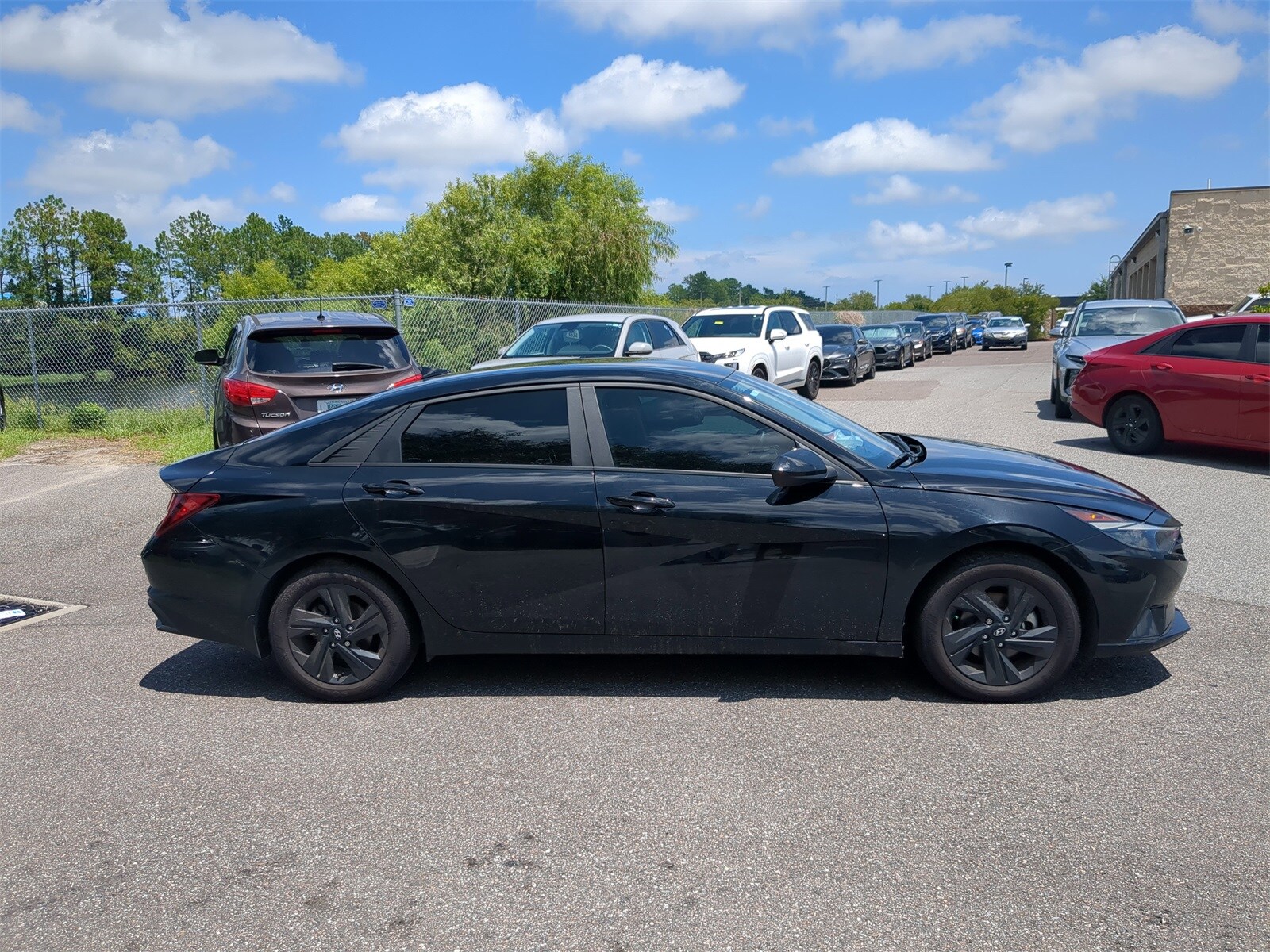 2023 Hyundai Elantra SEL photo 2