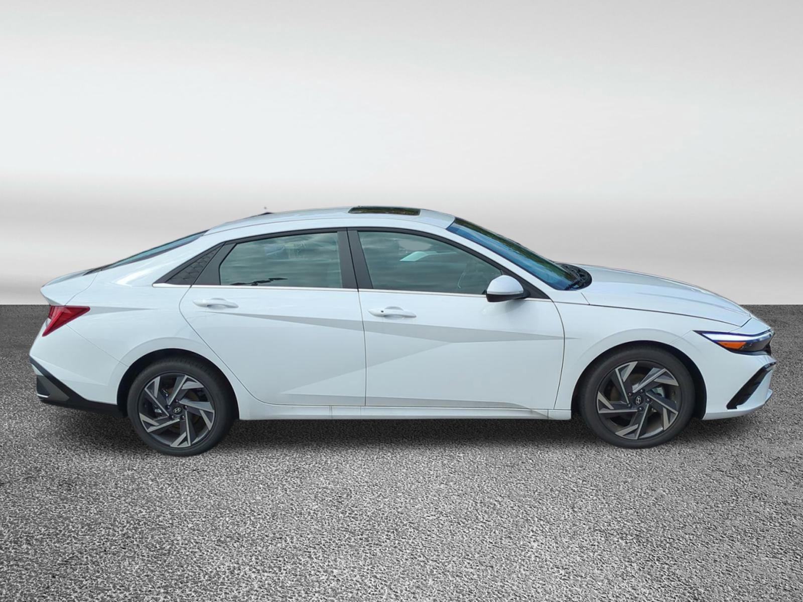 2025 Hyundai Elantra SEL Convenience photo 2