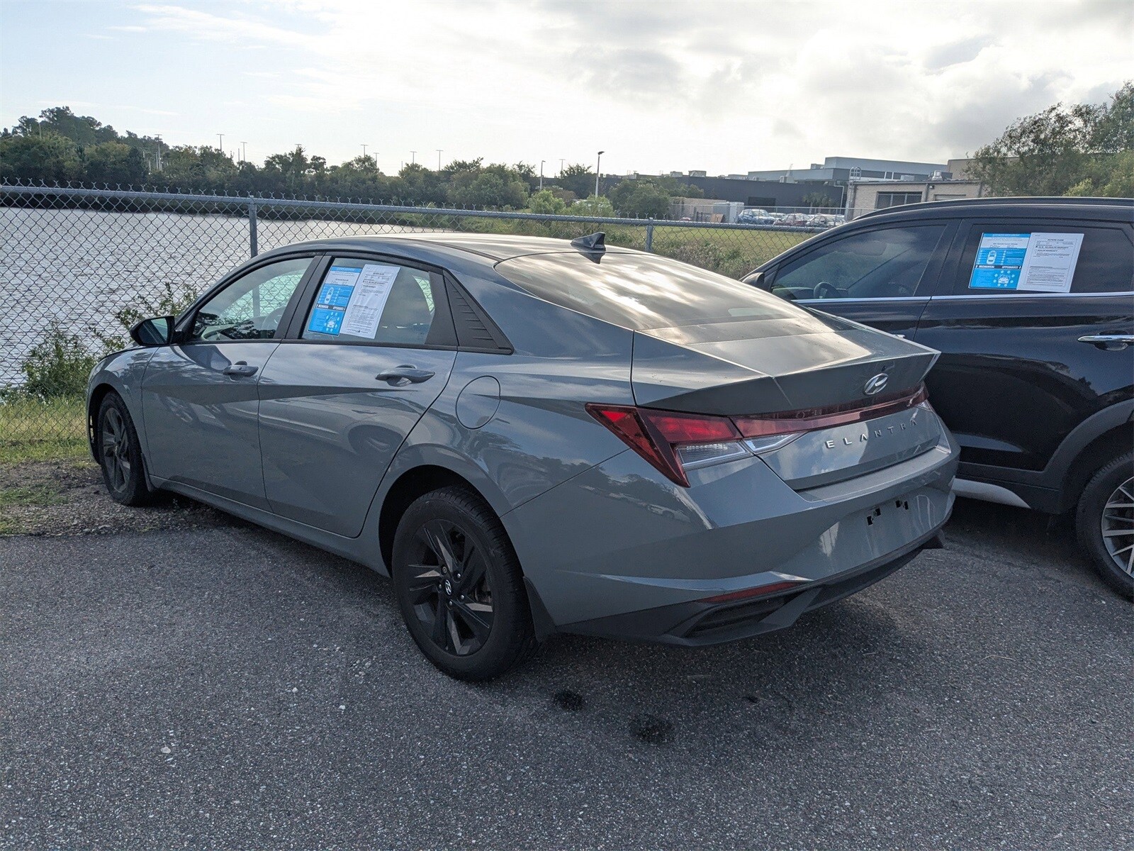 2022 Hyundai Elantra SEL Convenience photo 2