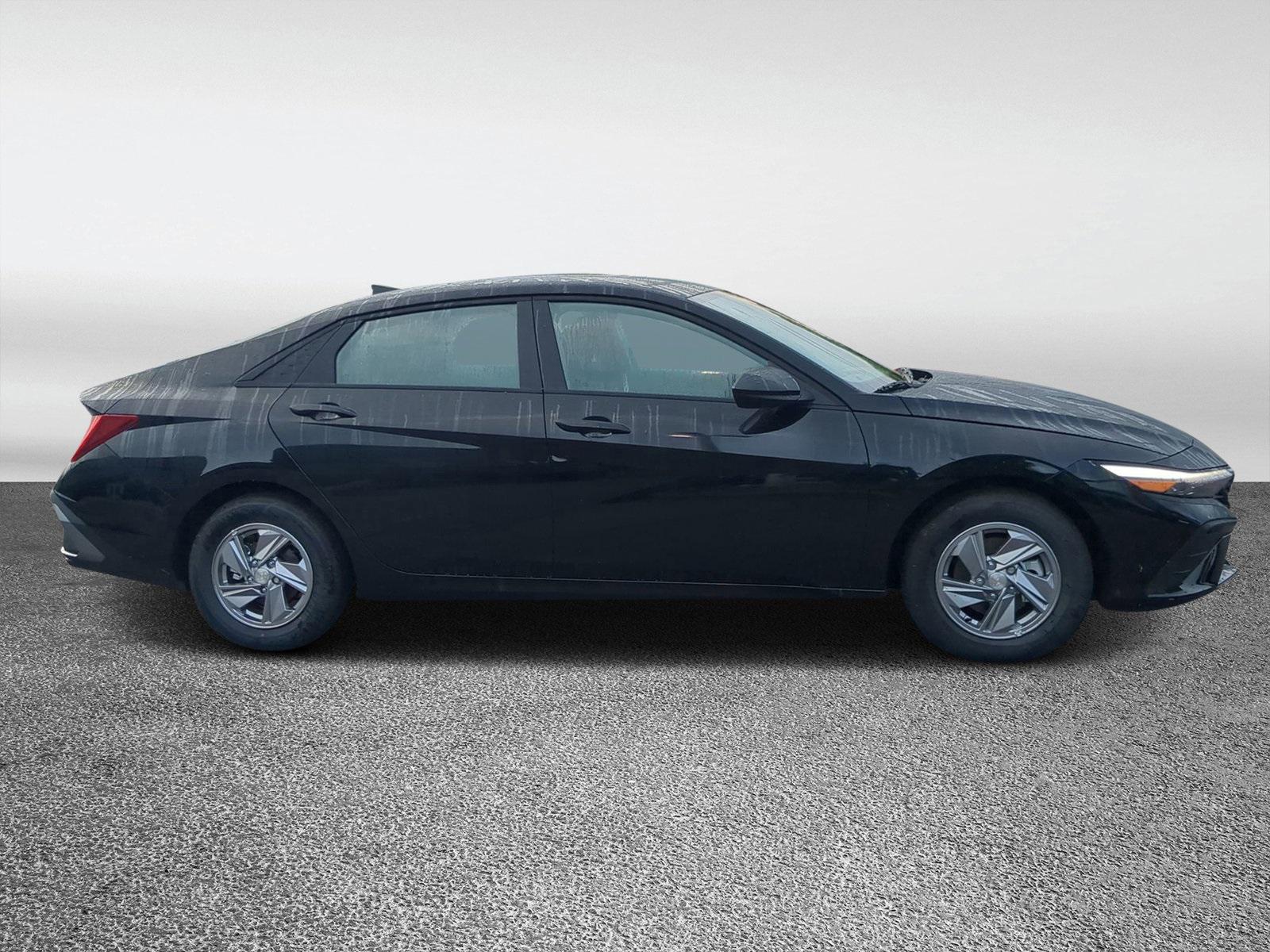 2025 Hyundai Elantra SE photo 2