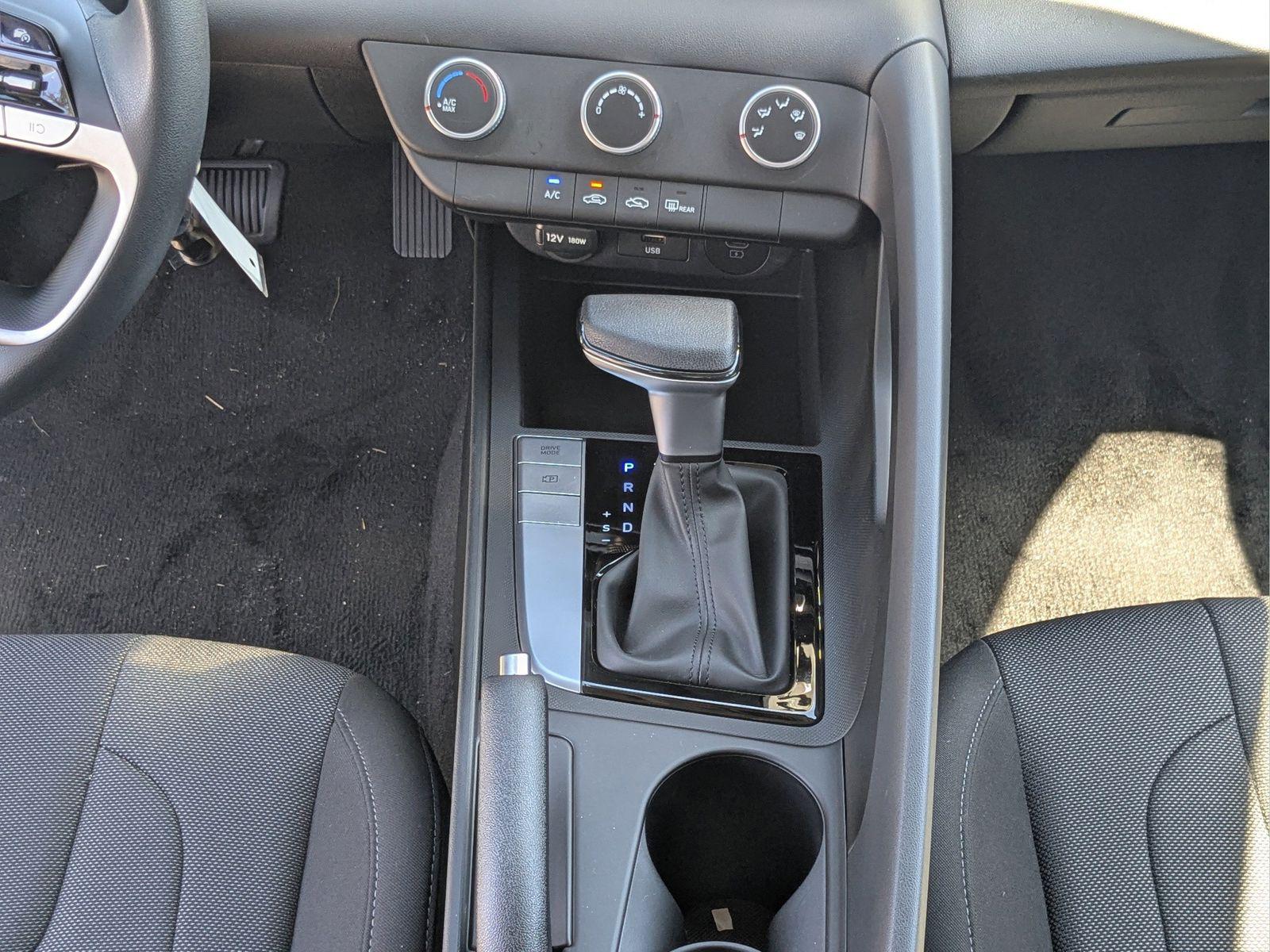2025 Hyundai Elantra SE - Photo 19