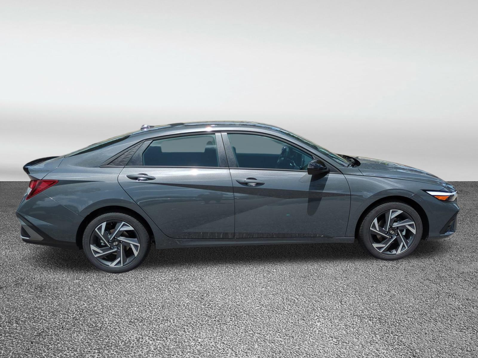 2025 Hyundai Elantra SEL Sport photo 2