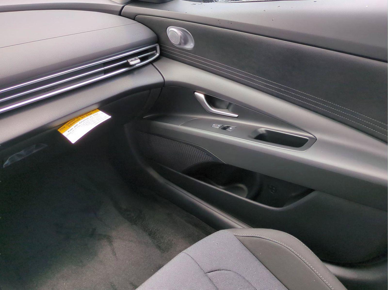 2025 Hyundai Elantra SE - Photo 23