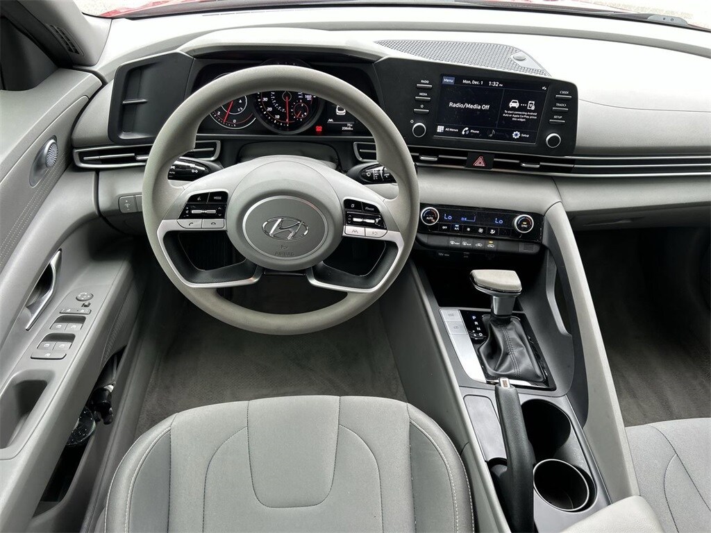 2021 Hyundai Elantra SEL photo 2