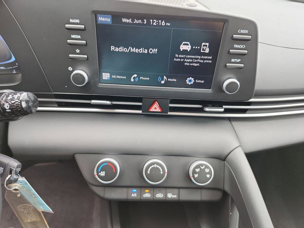 2024 Hyundai Elantra SE - Photo 24
