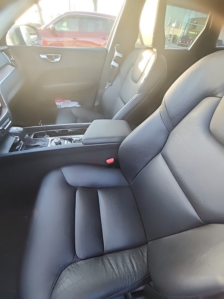 2021 Volvo XC60 T5 Momentum photo 2